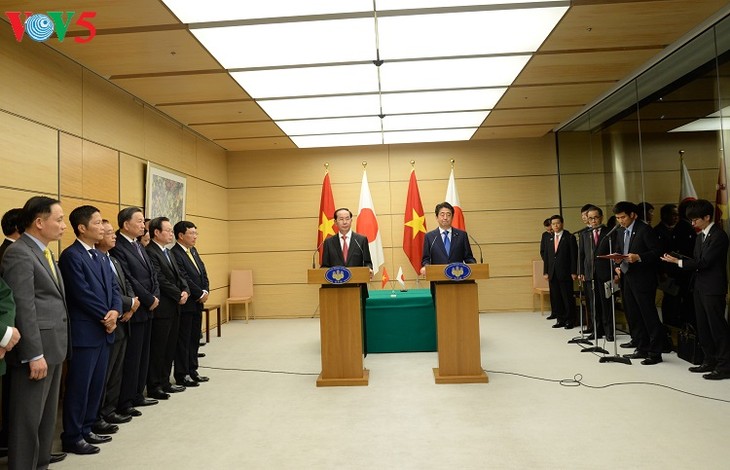 Presiden Vietnam, Tran Dai Quang dan PM Jepang, Shinzo Abe bersama-sama memimpin jumpa pers - ảnh 2