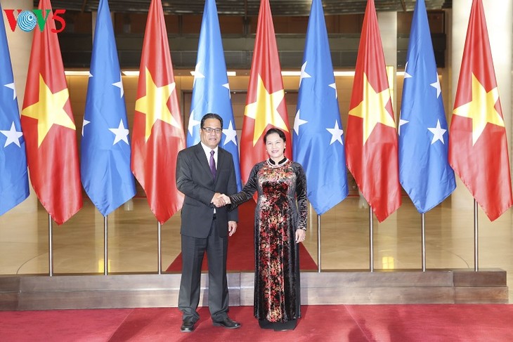 Ketua MN Vietnam, Nguyen Thi Kim Ngan  melakukan pembicaraan dengan Ketua Parlemen Federasi Mikronesia, Wesley W.Simina - ảnh 1