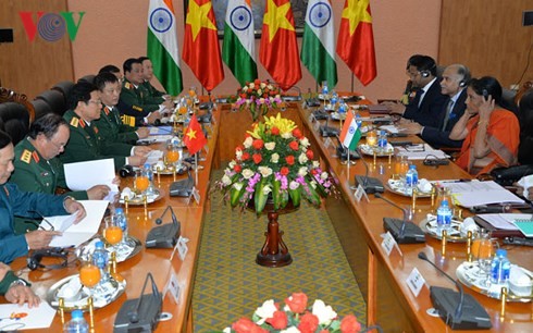 Menteri Ngo Xuan Lich menyambut dan melakukan pembicaraan dengan delegasi militer tingkat tinggi Kementerian Pertahanan India - ảnh 2