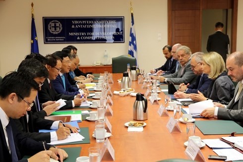 Deputi PM, Menlu Vietnam, Pham Binh Minh secara terpisah melakukan pertemuan dengan pemimpin Parlemen Yunani - ảnh 3