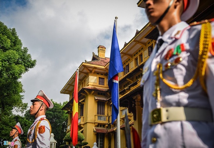 Peringatan ultah ke-51 berdirinya ASEAN - Upacara Bendera ASEAN  - ảnh 1
