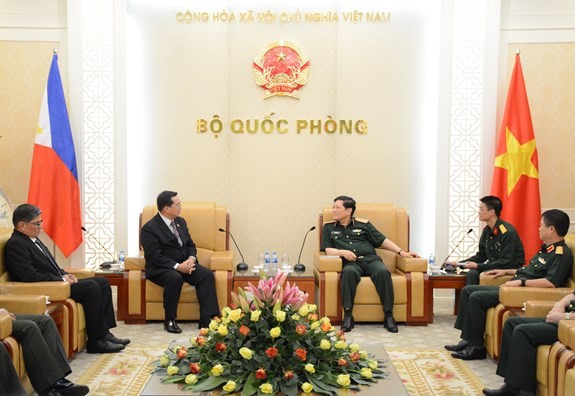 Menteri Pertahanan Vietnam menerima Deputi Menteri Pertahanan Filipina - ảnh 1