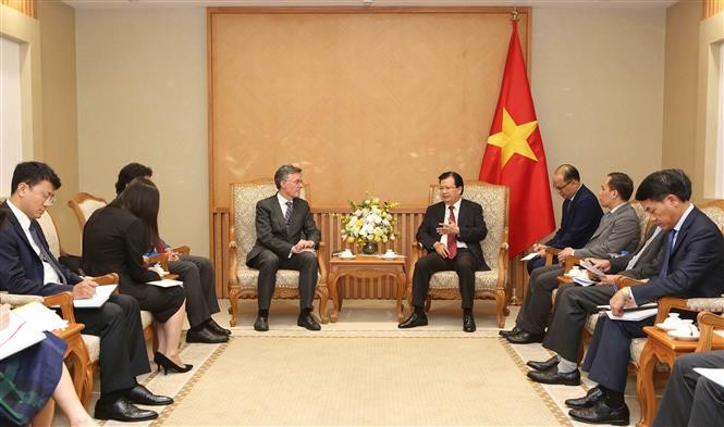 Deputi PM Vietnam, Trinh Dinh Dung menerima Wakil Presiden Bank Investasi Infrastruktur Asia - ảnh 1