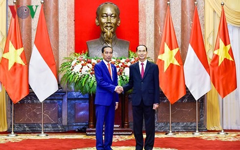 Presiden Vietnam, Tran Dai Quang dan Istri mengadakan resepsi yang khidmat untuk Presiden Republik Indonesia dan Istri - ảnh 1