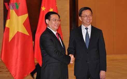 Deputi PM Vietnam, Vuong Dinh Hue melakukan pembicaraan dengan Deputi PM Dewan Negara Tiongkok - ảnh 1