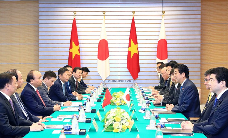 Memberikan sumbangan penting pada kerjasama multilateral, memperketat lebih lanjut lagi hubungan kemitraan strategis yang intensif dan ekstensif antara Vietnam dan Jepang - ảnh 1
