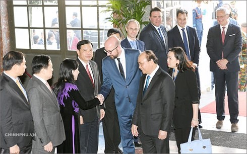 PM Vietnam, Nguyen Xuan Phuc mulai menghadiri ASEM 12, melakukan kunjungan kerja di Uni Eropa dan melakukan kunjungan resmi di Kerajaan Belgia - ảnh 2