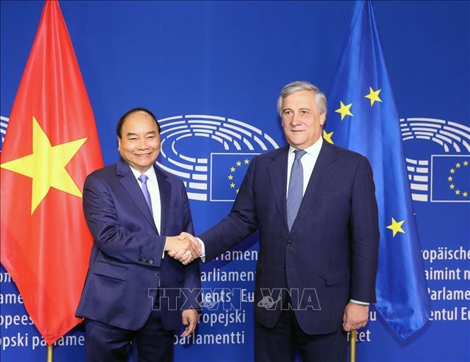 PM Vietnam, Nguyen Xuan Phuc menerima para Pejabat Senior Uni Eropa - ảnh 2