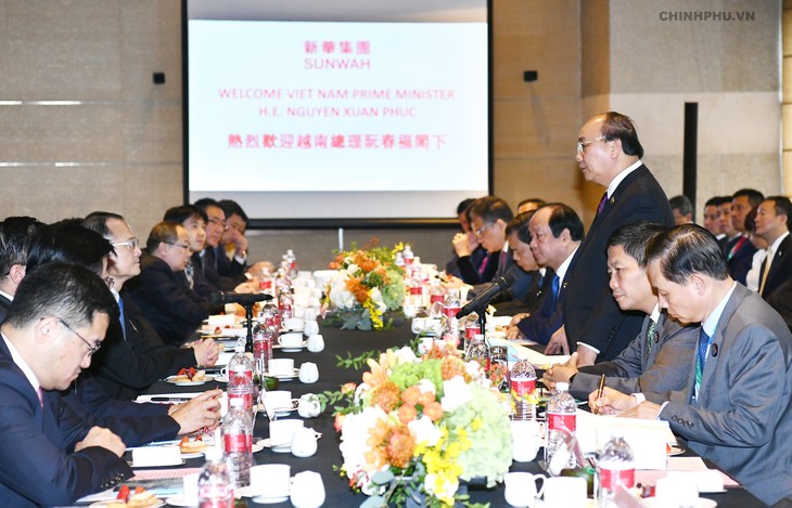 PM Nguyen Xuan Phuc bertemu dengan badan-badan usaha Tiongkok - ảnh 1