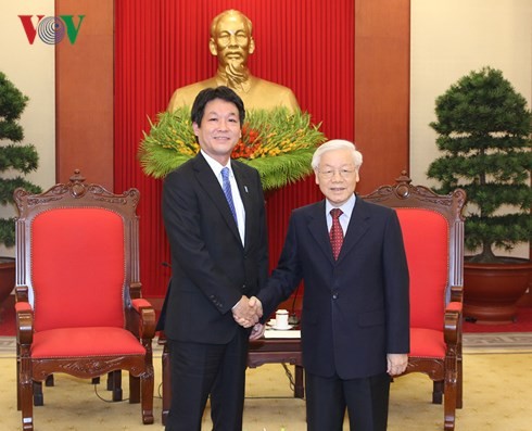 Sekjen, Presiden Vietnam, Nguyen Phu Trong menerima Anggota Majelis Rendah Kentero Sonoura, Utusan Khusus PM Jepang, Shinzo Abe - ảnh 1