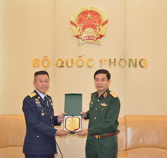 Kepala Staf Umum Tentara Rakyat Vietnam menerima Panglima Angkatan Udara Kerajaan Thailand - ảnh 1