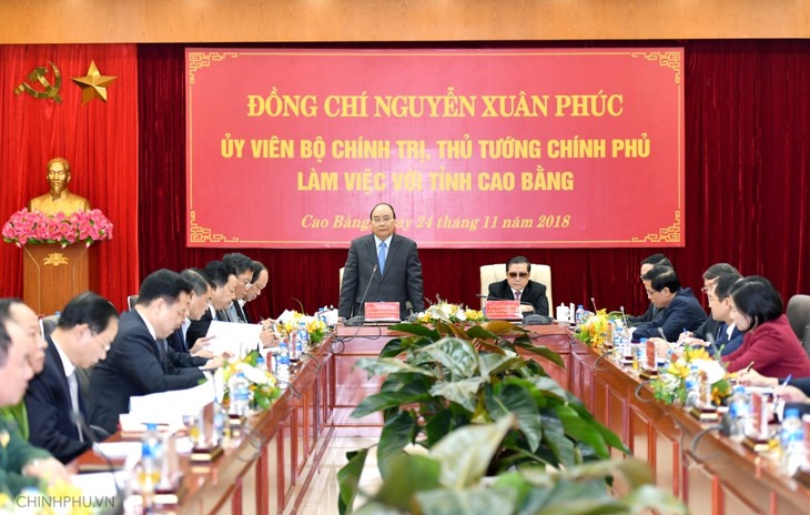 PM Nguyen Xuan Phuc melakukan temu kerja  dengan para pemimpin teras Provinsi Cao Bang - ảnh 1