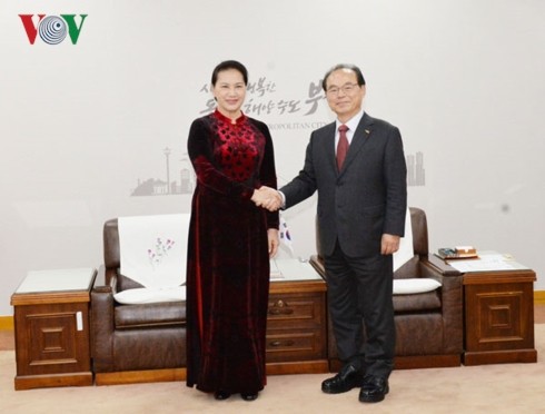 Ketua MN Vietnam, Nguyen Thi Kim Ngan menerima Walikota Busan, Republik Korea - ảnh 1