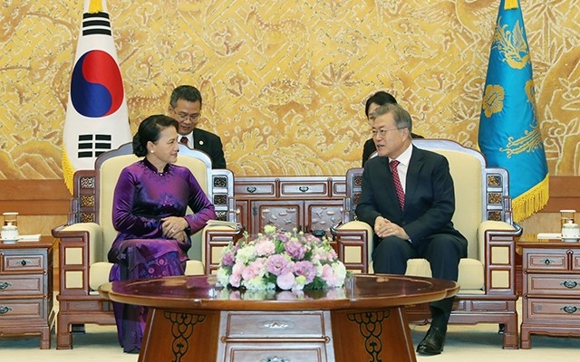 Ketua MN Vietnam, Nguyen Thi Kim Ngan melakukan pertemuan dengan Presiden Republik Korea, Moon Jae-in - ảnh 1