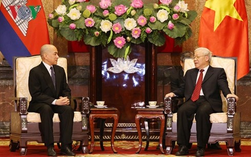 Sekjen, Presiden Vietnam, Nguyen Phu Trong menerima  Raja Kamboja, Norodom Sihamoni - ảnh 1