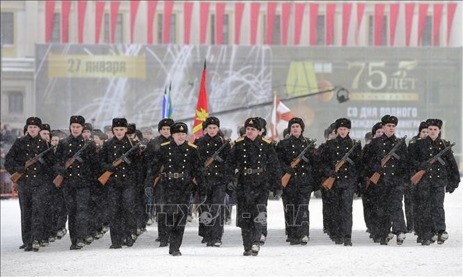Rusia melakukan parade militer memperingati ultah ke-75 pembebasan Leningrad - ảnh 1