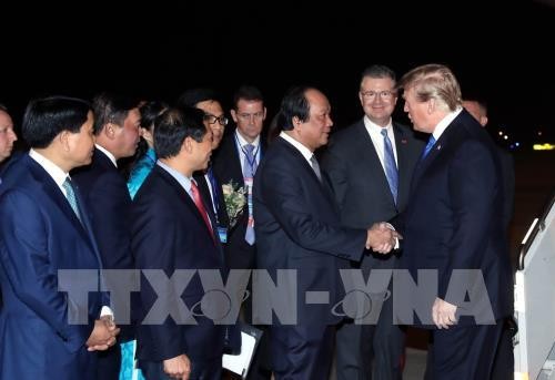 Media internasional menanti-nantikan perkembangan Pertemuan Puncak ke-2 AS-RDRK setelah Presiden AS tiba di Vietnam - ảnh 1