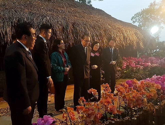 Delegasi pemimpin Partai Pekerja Korea mengunjungi pola penanaman pihak bunga anggrek di Koperasi “Dan Hoai”, Kota Hanoi - ảnh 1