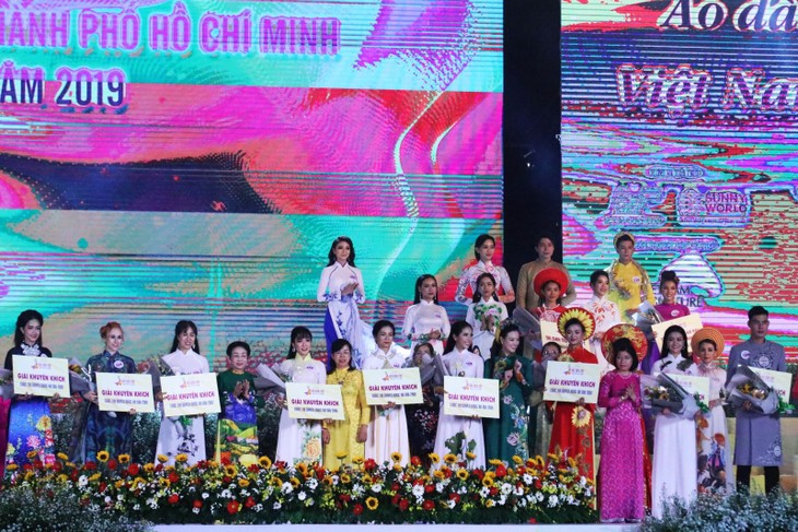 Menyambut Hari Perempuan Internasional dan mempresentasikan  “Ao Dai” di Kota Ho Chi Minh - ảnh 1