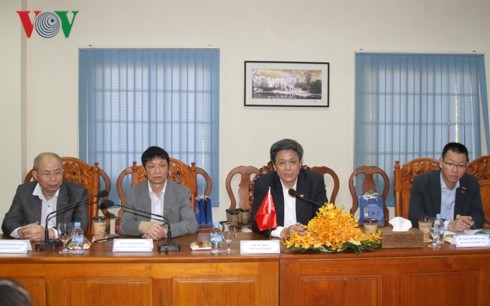 Radio Suara Vietnam berbahas tentang langlah mendorong kerjasama dengan Kementerian Informasi Kamboja - ảnh 1