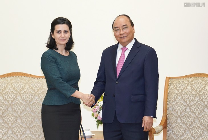 PM Nguyen Xuan Phuc menerima Ketua Kamar Dagang Hong Kong – Viet Nam, Dubes Bulgaria dan Republik Timur Uruguay di Viet Nam - ảnh 1