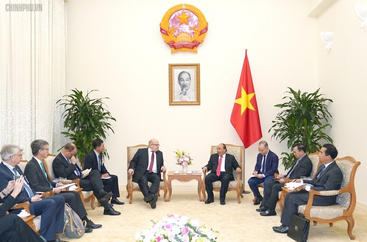 PM Viet Nam, Nguyen Xuan Phuc menerima Menteri Ekonomi dan Energi Jerman dan Presiden Direktur Eksekutif Grup VISA (AS) - ảnh 1