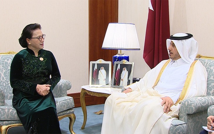 Ketua MN Nguyen Thi Kim Ngan melakukan pertemuan dengan PM Qatar, Abdullah bin Nasser bin Khalifa Al Thani - ảnh 1