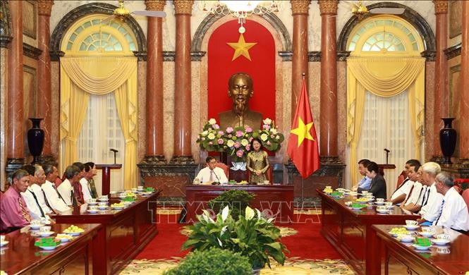 Wakil Presiden Vietnam, Dang Thi Ngoc Thinh menerima delegasi orang-orang yang berjasa dari Provinsi Tra Vinh - ảnh 1