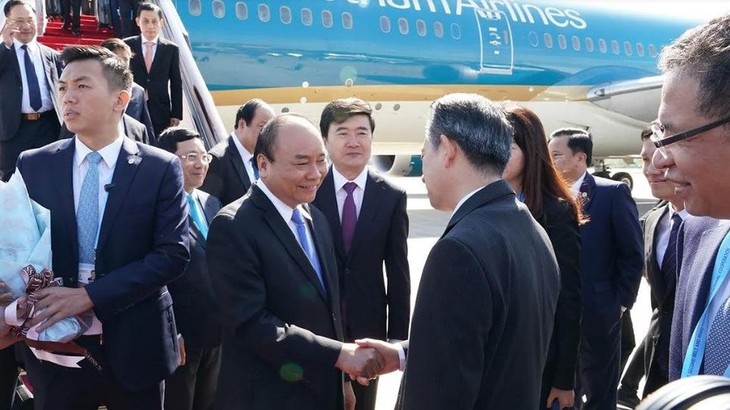 PM Nguyen Xuan Phuc tiba di Bei Jing, memulai program menghadiri Forum “Sabuk dan Jalan” - ảnh 1