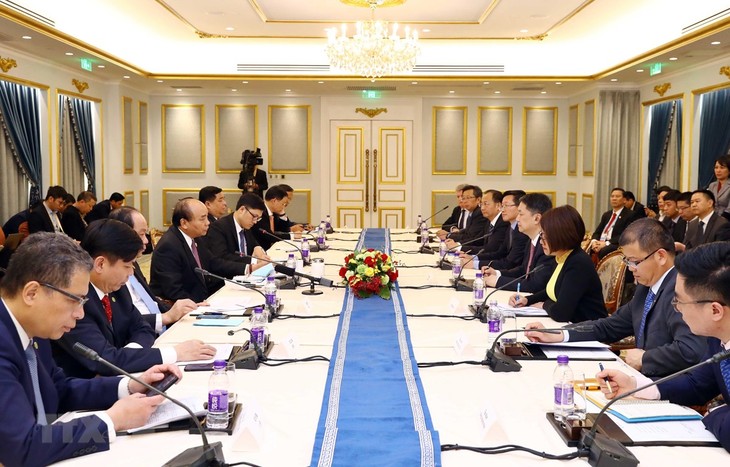 PM Nguyen Xuan Phuc melakukan pertemuan dengan badan-badan usaha papan atas Tiongkok - ảnh 1