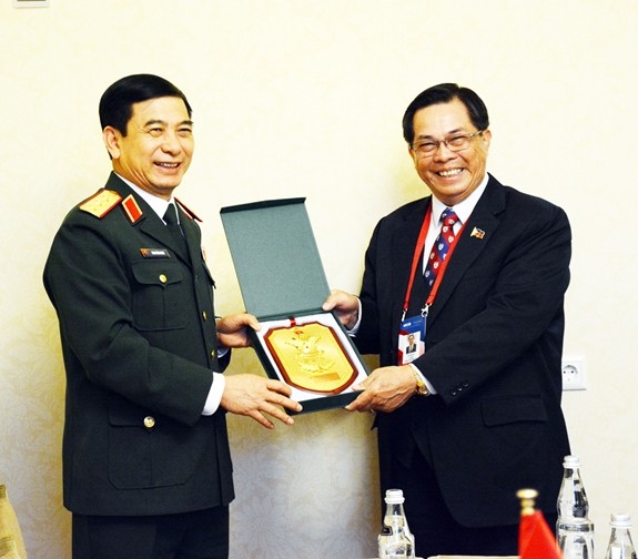 Letnan Jenderal Phan Van Giang melakukan pertemuan dengan Kepala Staf Umum Angkatan Bersenjata Rusia  - ảnh 1