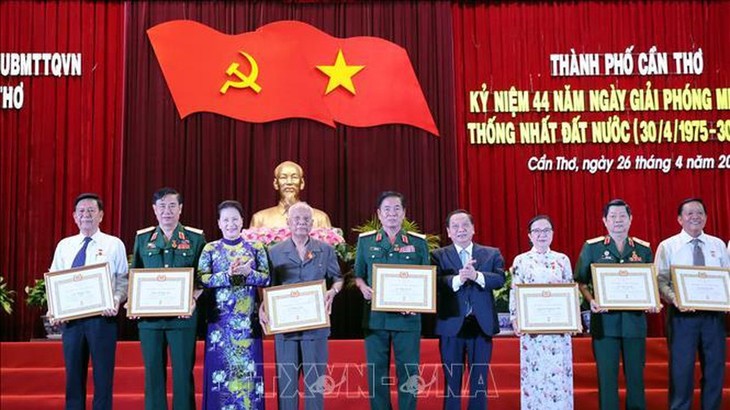 Ketua MN Vietnam, Nguyen Thi Kim Ngan menghadiri Upacara Peringatan ultah ke-44 Hari Pembebasan Kota Can Tho - ảnh 1