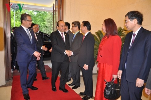 PM Vietnam, Nguyen Xuan Phuc mengunjungi Kedutaan Besar Vietnam di Tiongkok - ảnh 1