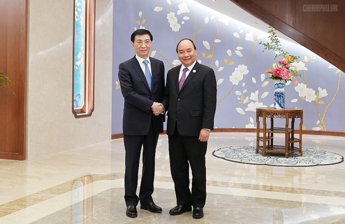 PM Vietnam, Nguyen Xuan Phuc melakukan pertemuan dengan Sekretaris Sekeretariat Komite Sentral Partai Komunis Tiongkok, Wang Huning - ảnh 1