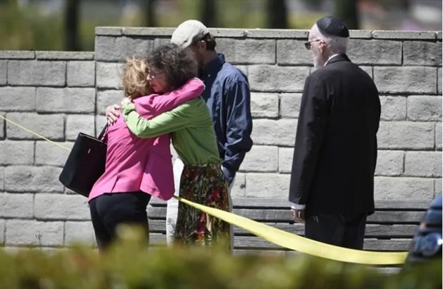 Penembakan di Gereja Yahudi di AS: Presiden Donald Trump berseru supaya menggerakkan semua kekuatan untuk melawan anti-Semitisme - ảnh 1