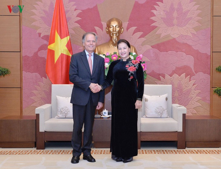 Ketua MN Vietnam, Nguyen Thi Kim Ngan menerima Menteri Luar Negeri dan Kerjasama Internasional Italia - ảnh 1