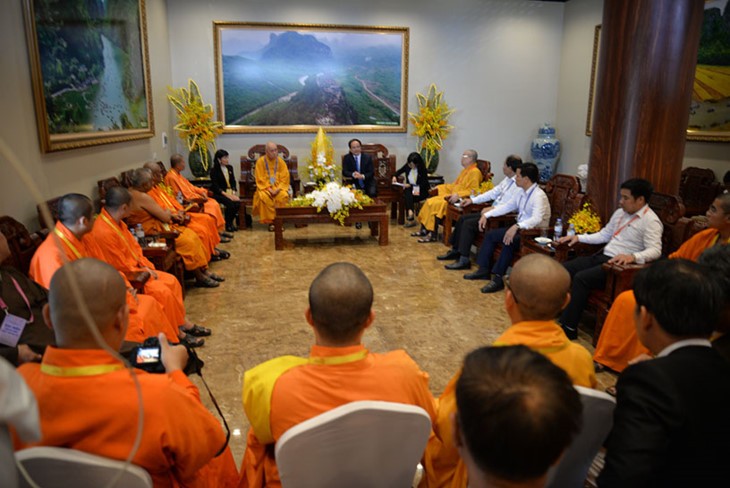 Kaum Buddhis Vietnam bersatu padu dengan kaum Buddhis negara-negara lain membangun dunia yang damai - ảnh 1