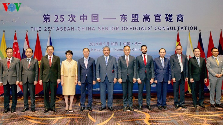 Sidang konsultasi pejabat senior ASEAN-Tiongkok ke-25 - ảnh 1