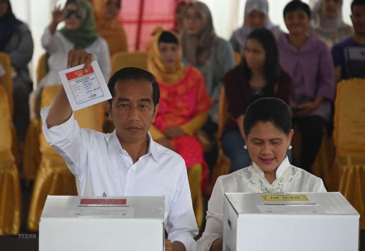 Presiden Joko Widodo terpilih kembali dan tugas reformasi ekonomi - ảnh 1