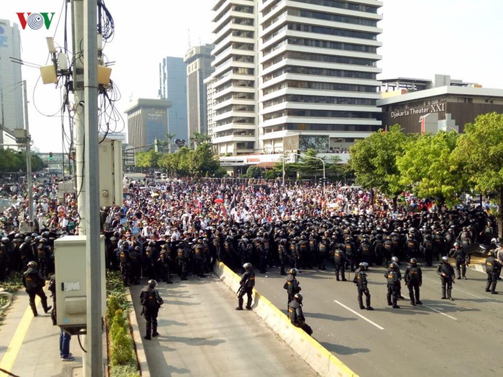 Lebih dari 1300 orang telah datang berduyun-duyun ke Ibu Kota untuk melakukan demonstrasi, Jakarta mengumumkan keamanan siaga satu  - ảnh 1