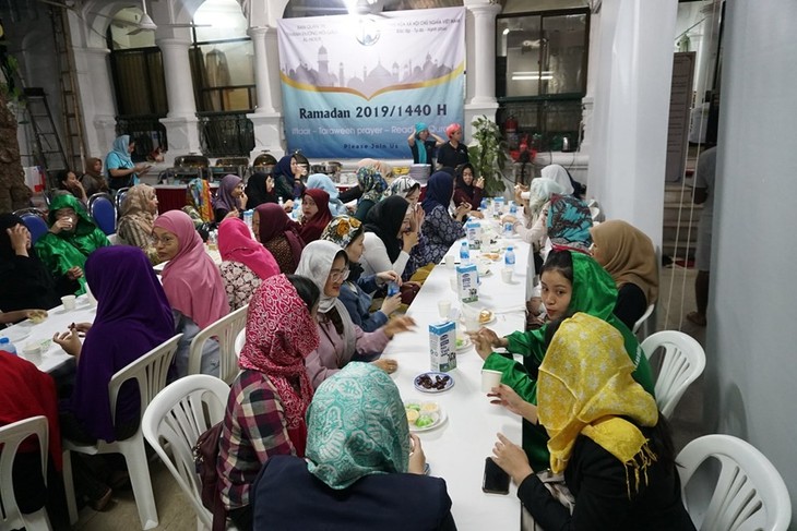 Keduataan Besar Indonesia mengadakan acara “Iftar Ramadhan” - ảnh 1