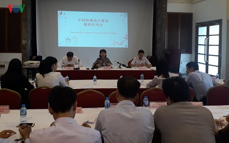 Kedutaan Besar Tiongkok di Vietnam mengadakan jumpa pers tentang perdagangan AS-Tiongkok - ảnh 1