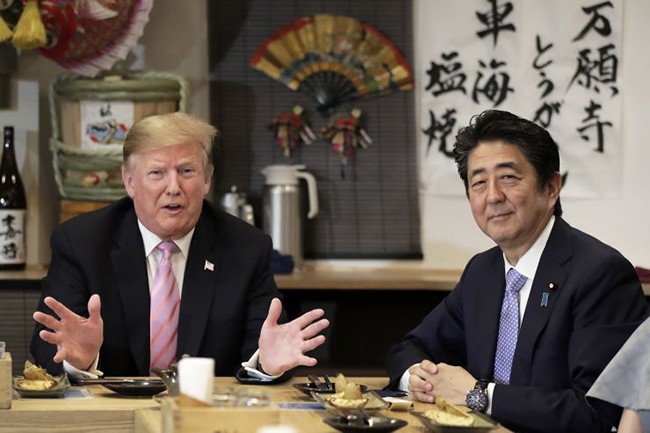 PM Jepang melakukan perbahasan dengan Presiden AS menjelang kunjungan di Iran - ảnh 1