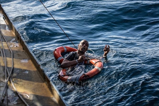 Masalah migran: Lebih dari 20 orang hilang karena tenggelamnya kapal di Laut Tengah - ảnh 1