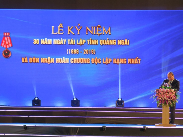PM Nguyen Xuan Phuc menghadiri acara peringatan ultah ke-30 terbentuknya kembali Provinsi Quang Ngai - ảnh 1