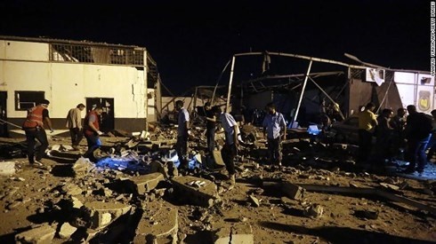 Komunitas internasional menyerukan investigasi independen tentang kasus serangan udara terhadap para migran di Libia - ảnh 1