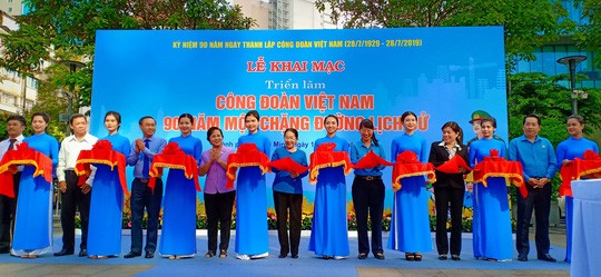 Pameran foto “Serikat Buruh Vietnam – 90 tahun satu penggalan jalan bersejarah” - ảnh 1