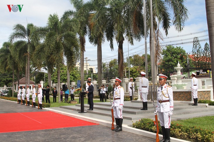 Laos mengadakan upacara bendera untuk memperingati ultah ke-52 Hari Pembentukan ASEAN  - ảnh 1
