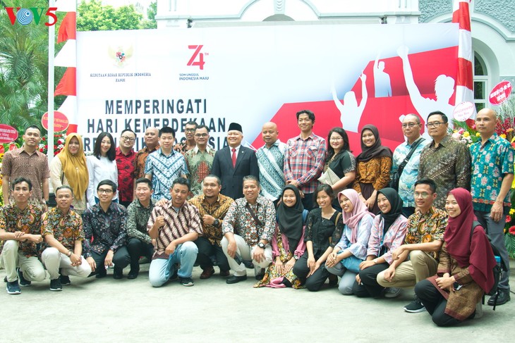 Upacara pengibaran bendera HUT RI ke-74 yang khidmat - ảnh 13