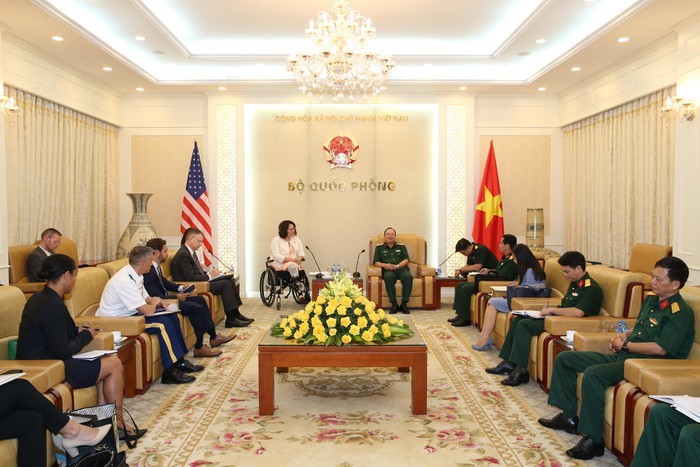 Deputi PM, Menlu Pham Binh Minh melakukan kunjungan kehormatan kepada PM Kamboja, Hun Sen - ảnh 1
